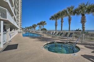 Πισίνα στο ή κοντά στο Oceanfront Corner Condo in North Myrtle Beach!