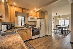 Η κουζίνα ή μικρή κουζίνα στο Lakefront Cabin with Beach Access 8 Mi to Northstar