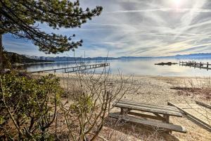 Φωτογραφία από το άλμπουμ του Lakefront Cabin with Beach Access 8 Mi to Northstar σε Tahoe Vista