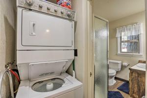 Ένα μπάνιο στο Lakefront Cabin with Beach Access 8 Mi to Northstar +17 φωτογραφίες