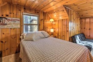 Ένα ή περισσότερα κρεβάτια σε δωμάτιο στο Lakefront Cabin with Beach Access 8 Mi to Northstar