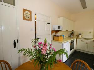 Kuchyň nebo kuchyňský kout v ubytování Ednas Cottage