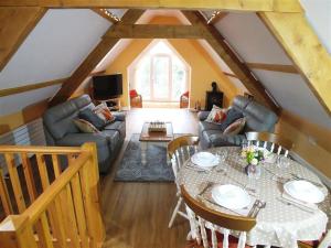 een woonkamer met een tafel en een bank bij Pond Cottage in New Quay