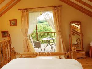 מיטה או מיטות בחדר ב-Dan Castell Cottage
