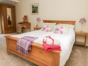 ein Schlafzimmer mit einem großen Bett mit Handtüchern darauf in der Unterkunft Foxglove in Keighley