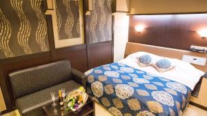 mały pokój z łóżkiem i stołem w obiekcie Restay Hakodate(Adult Only) w mieście Hakodate