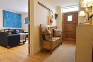 una sala de estar con un sofá y una silla en Gwelfor, Newport, en Newport