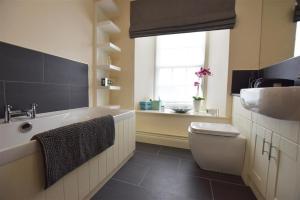 Un baño con lavabo, inodoro y ventana. en Gwelfor, Newport, en Newport 30 fotos más