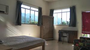 En eller flere senge i et værelse på Casa temporada cachoeira grande piabetà + 45 billeder