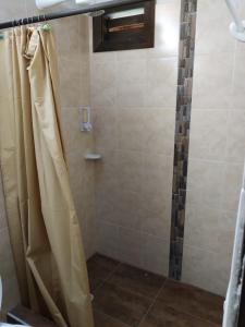 uma casa de banho com uma cortina de chuveiro em Alojamiento Campestre Cabañas Mirador Ingrumá Riosucio Caldas em Ruiosucio