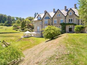 uma propriedade com uma casa grande numa colina em Terrace Suite em Totnes