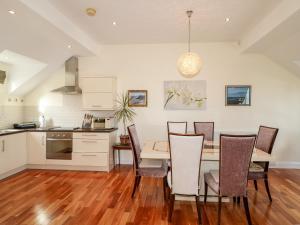 eine Küche und ein Esszimmer mit einem Tisch und Stühlen in der Unterkunft Seaview in Coleraine