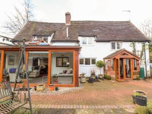 ein Haus mit einem Wintergarten und einer Terrasse in der Unterkunft Brook House in Stafford