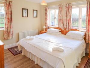 A bed or beds in a room at Goose Cottage