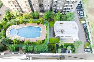 an overhead view of a swimming pool in a city at New Furnished 2BR Apartment at Silkwood Residence By Travelio in Tangerang