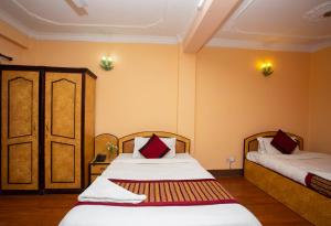 Postel nebo postele na pokoji v ubytování Hotel Happy Home or Mudkhu Durbar