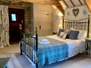 um quarto com uma cama grande num quarto em Stable Cottage em Newport
