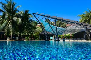 Bazén v ubytování R-Mar Resort and Spa Patong, Phuket nebo v jeho okolí