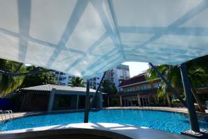 Bazén v ubytování R-Mar Resort and Spa Patong, Phuket nebo v jeho okolí