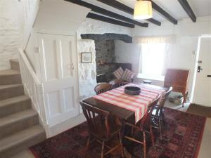 un comedor con mesa y sillas en una habitación en Derlwyn, en Newport