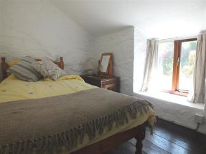 1 dormitorio con cama y ventana en Derlwyn, en Newport