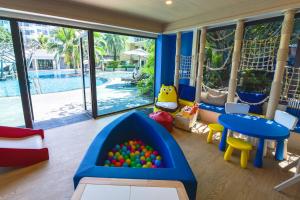 ein Kinderspielzimmer mit einem Pool und einem Bällebad in der Unterkunft R-Mar Resort and Spa - SHA Plus in Patong Beach