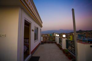Vista generica sulle montagne o vista sulle montagne dall'interno del bed & breakfast