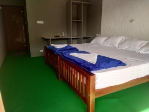 Postel nebo postele na pokoji v ubytování Riverbench Homestay Munnar, Anaviratty