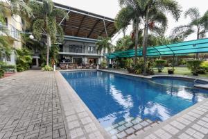 una piscina di fronte a un edificio di Technopark Hotel a Santa Rosa
