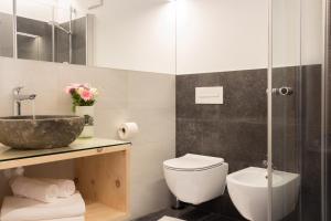 een badkamer met een wastafel, een toilet en een douche bij Didi`s Appartments in Glorenza