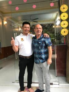 deux hommes posant une image devant un miroir dans l'établissement Thăng Loan Tam Cốc Hostel, à Ninh Binh