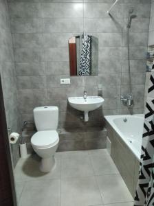 スラブスクにあるTeremのバスルーム(トイレ、洗面台付)