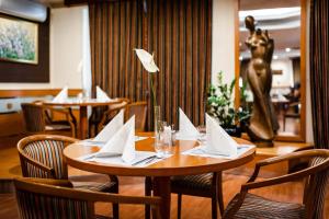 Reštaurácia alebo iné gastronomické zariadenie v ubytovaní Hotel Kálvária