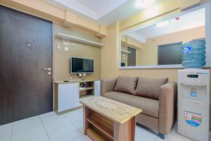 TV a/nebo společenská místnost v ubytování Warm and Homey 2BR Apartment at Kebagusan City By Travelio