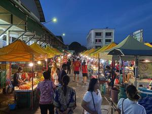 een groep mensen die rond een openluchtmarkt lopen bij Smile Guesthouse Krabi in Krabi town