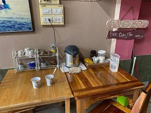 Příslušenství pro přípravu čaje a kávy v ubytování Smile Guesthouse Krabi