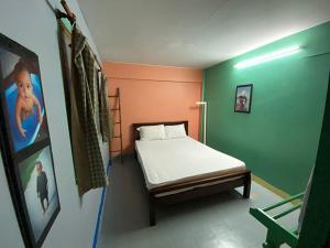 Postel nebo postele na pokoji v ubytování Smile Guesthouse Krabi