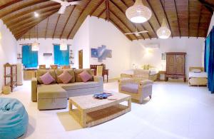 duży salon z kanapami i stołem w obiekcie Dream Garden w mieście Arugam Bay