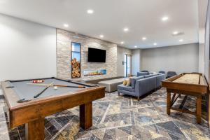 een woonkamer met een pooltafel en een bank bij Holiday Inn & Suites Cedar Falls-Waterloo Event Ctr, an IHG Hotel in Cedar Falls