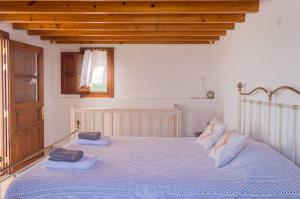 Tempat tidur dalam kamar di Manos House in Chora
