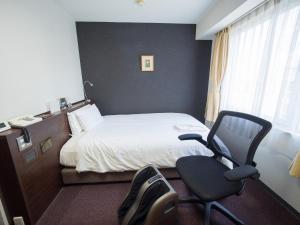 Un ou plusieurs lits dans un hébergement de l'établissement Hotel Shin Osaka