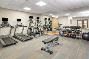 einen Fitnessraum mit mehreren Laufbändern und Kardiogeräten in der Unterkunft Holiday Inn Express Hotel & Suites East End, an IHG Hotel in Riverhead