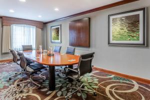 uma sala de conferências com uma mesa de madeira e cadeiras em Staybridge Suites Davenport, an IHG Hotel em Bettendorf