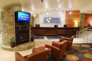 The lobby or reception area at Holiday Inn Express Pittsburgh West - Greentree, an IHG Hotel