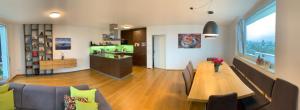 Fotografie z fotogalerie ubytování Luxus Penthouse Bregenz Feldmoos mit Whirlpool & riesen Terrasse, nahe Festspiele v destinaci Bregenz