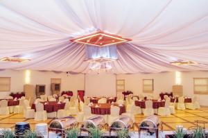 um grande salão de banquetes com mesas e cadeiras em Azalea Residences Baguio em Baguio