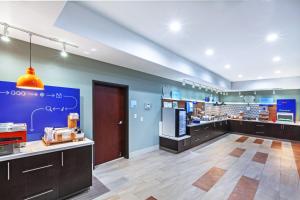 Η κουζίνα ή μικρή κουζίνα στο Holiday Inn Express & Suites Longview South I-20, an IHG Hotel