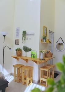 ein Raum mit Holztischen und Hockern in der Unterkunft Villa RR in Bandungan + 15 Fotos