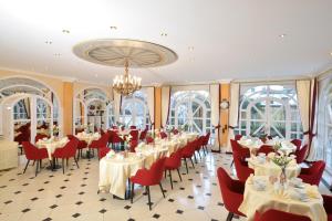 A restaurant or other place to eat at Hotel Aurbacher Hof GmbH
