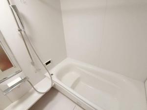 y baño blanco con bañera blanca. en Oval Mountain Lodge, en Hakuba 16 fotos más